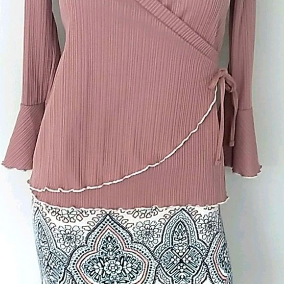 Almost Famous Mauve Ruffled Top. Size Medium - Picture 3 of 10